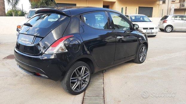 Lancia Ypsilon 1.3 MJT 95 CV 30th Anniversary