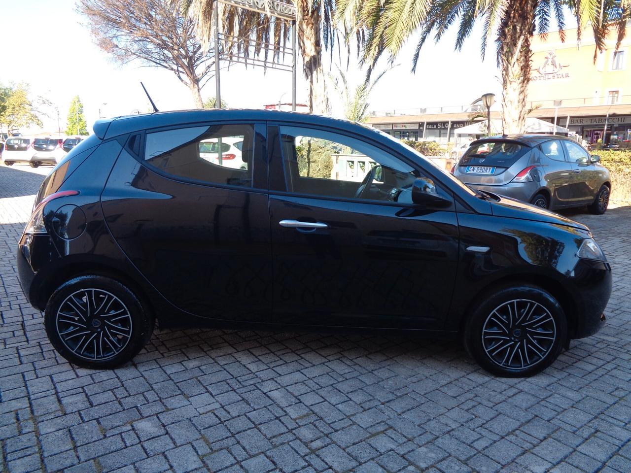 Lancia Ypsilon 1.0 FireFly 5 posti S&S Hybrid Silver
