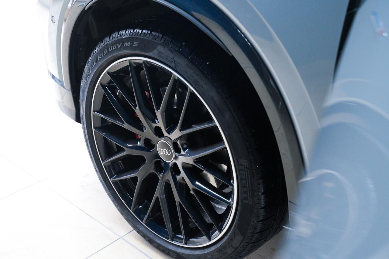 Audi Q2 35 TDI S tronic Identity Black