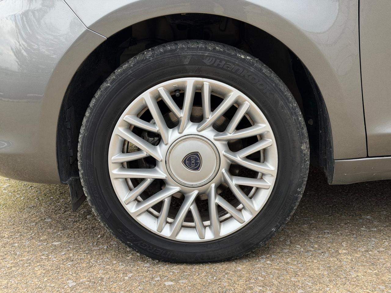 Lancia Ypsilon 1.2 69 CV 5 porte NEOPATENTATI