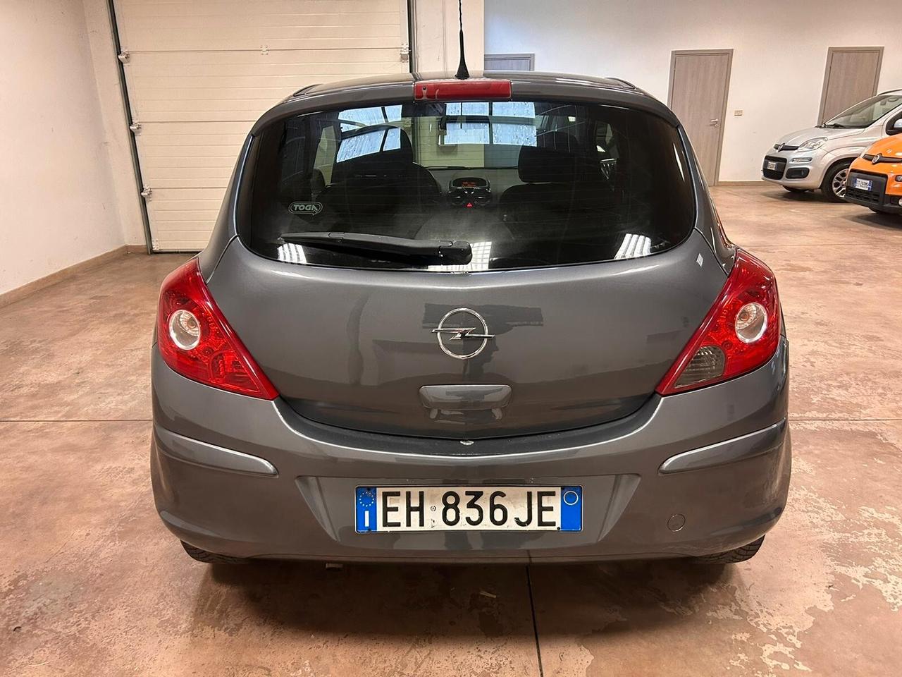 Opel Corsa 1.2 3 porte b-color