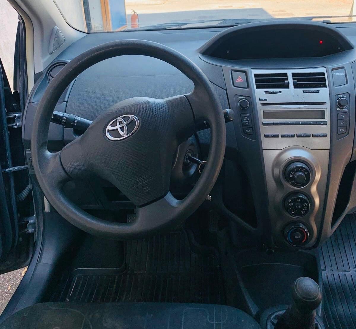 Toyota Yaris 1.0 benzina 2011 130.000km neo patentati