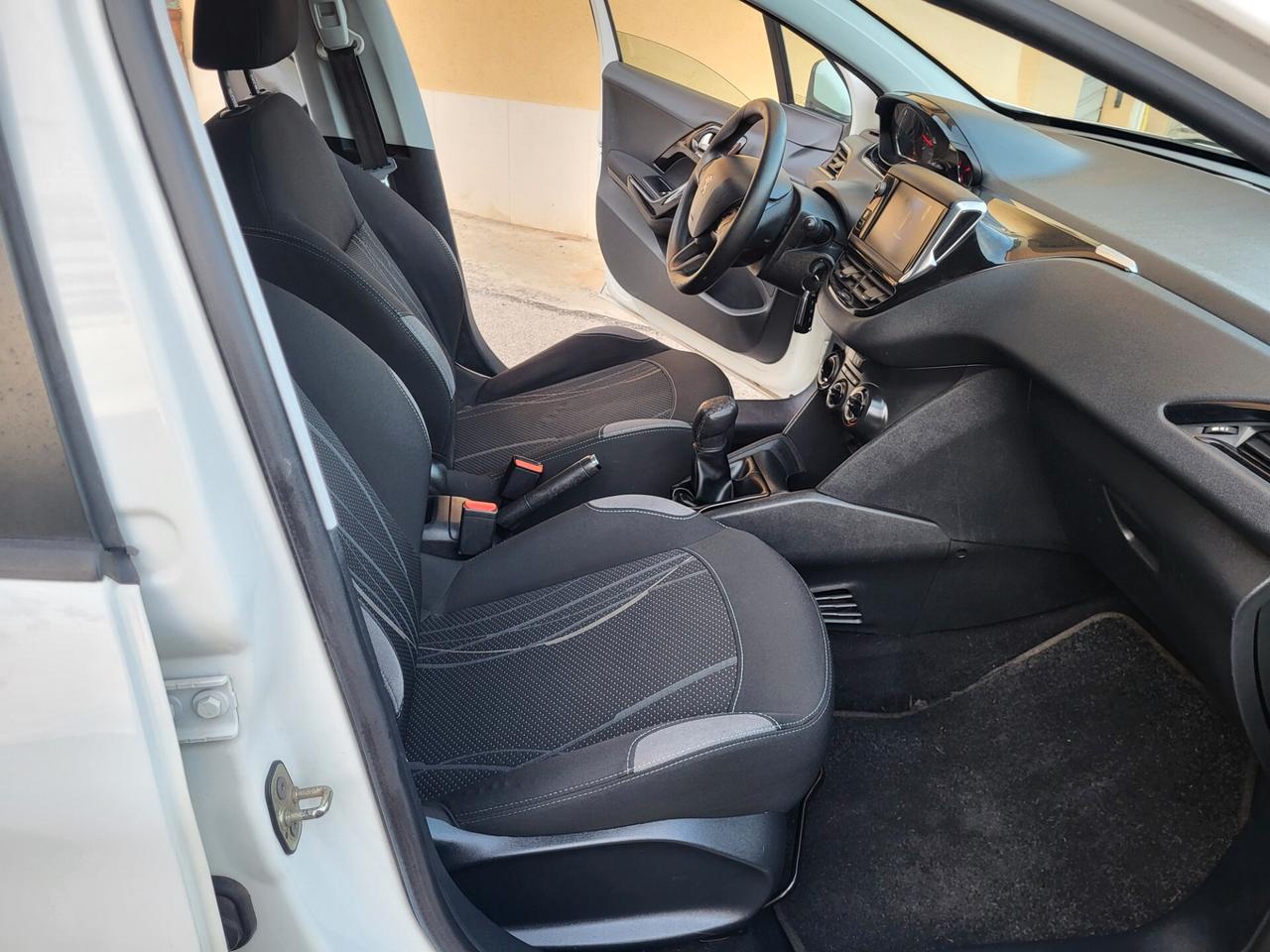 PEUGEOT 208 1,4 HDI-UNICA PROPRIETAR-4 REVISIONI