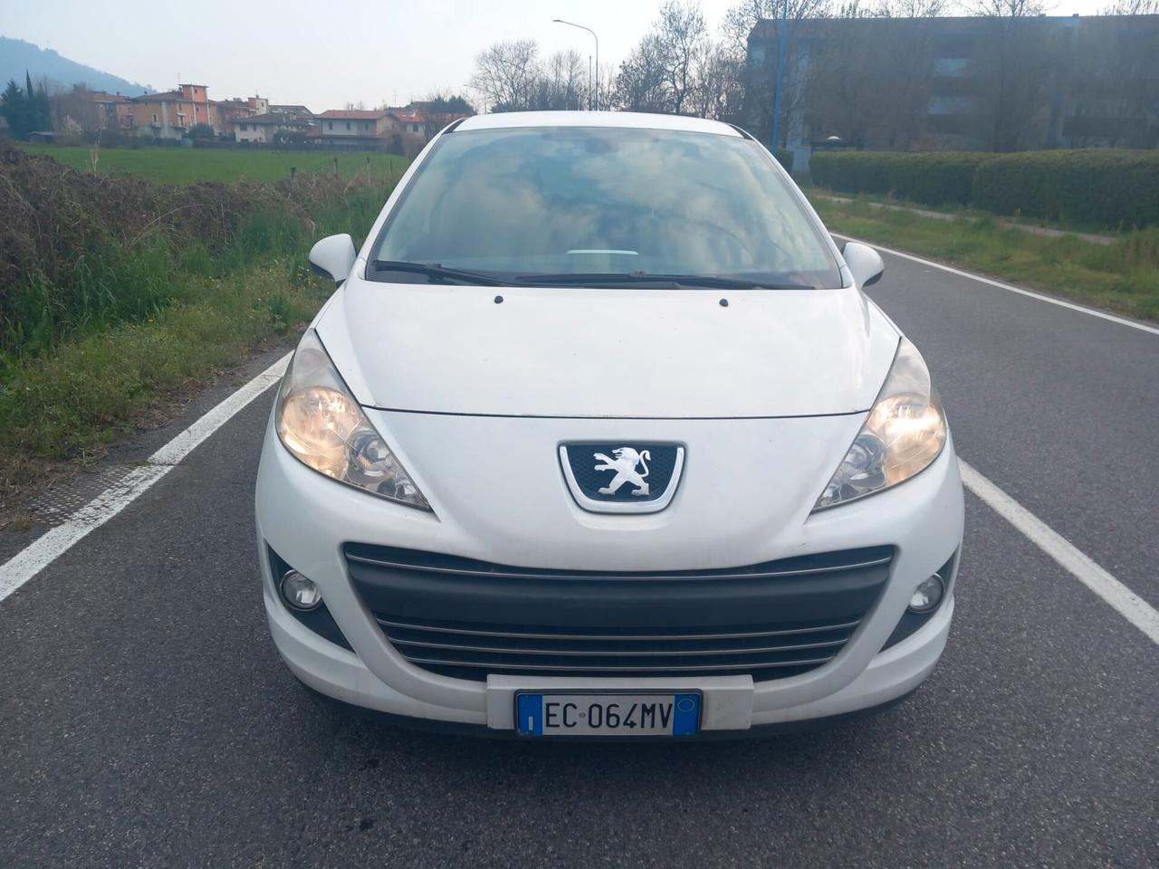 PEUGEOT 207 1,4 BENZINA- OK NEOPATENTATI