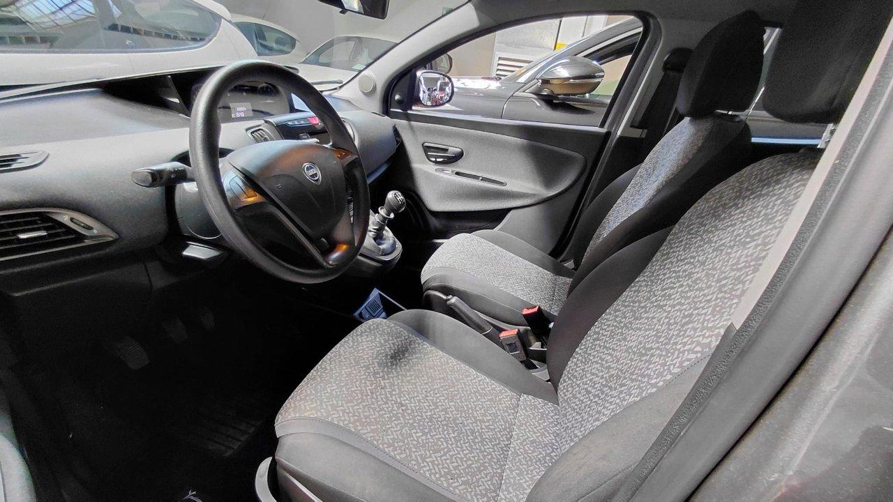 Lancia Ypsilon 1.0 70cv Firefly Hybrid S&S Silver