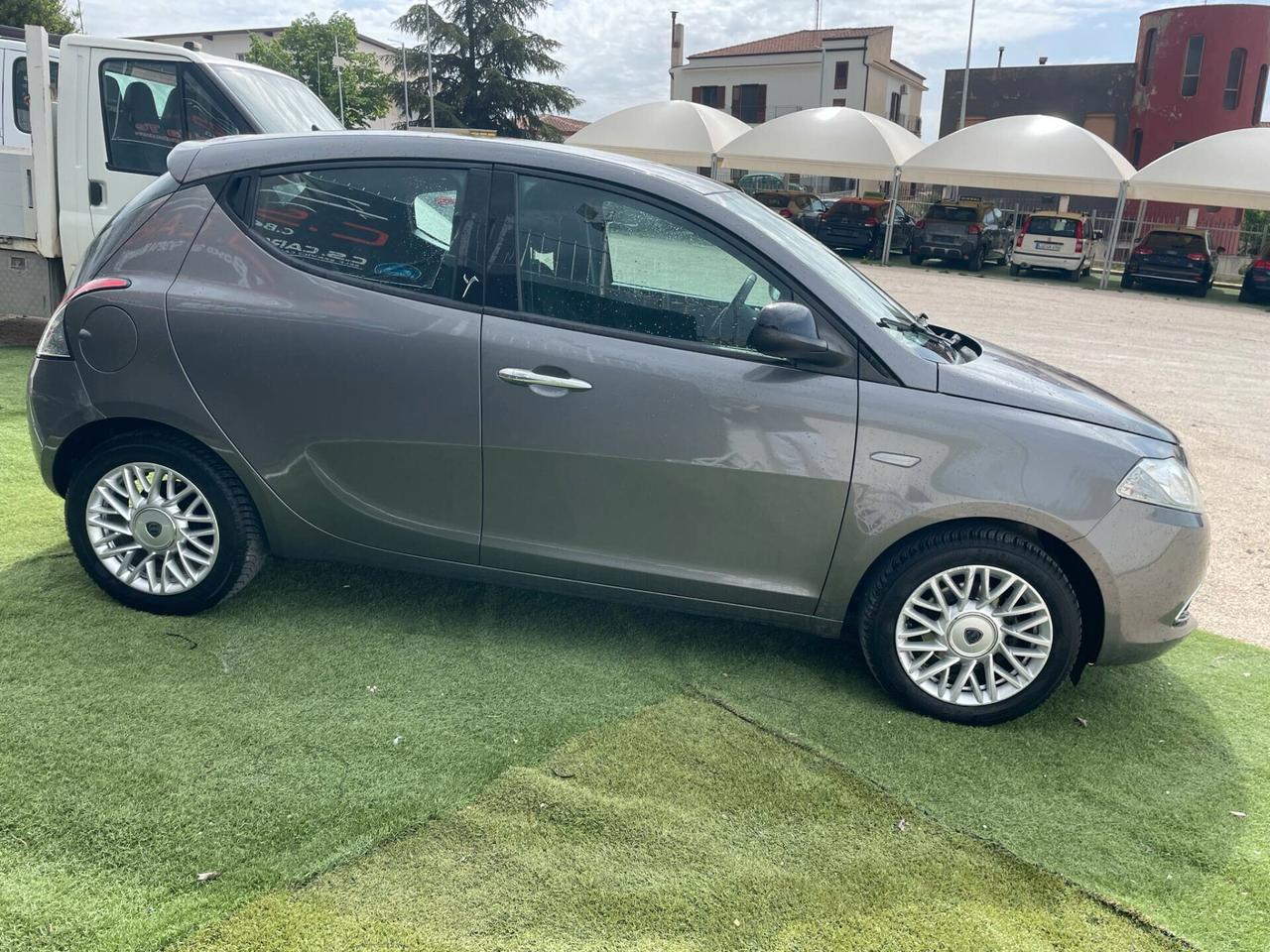 Lancia Ypsilon 1.2 69 CV 5 porte Gold