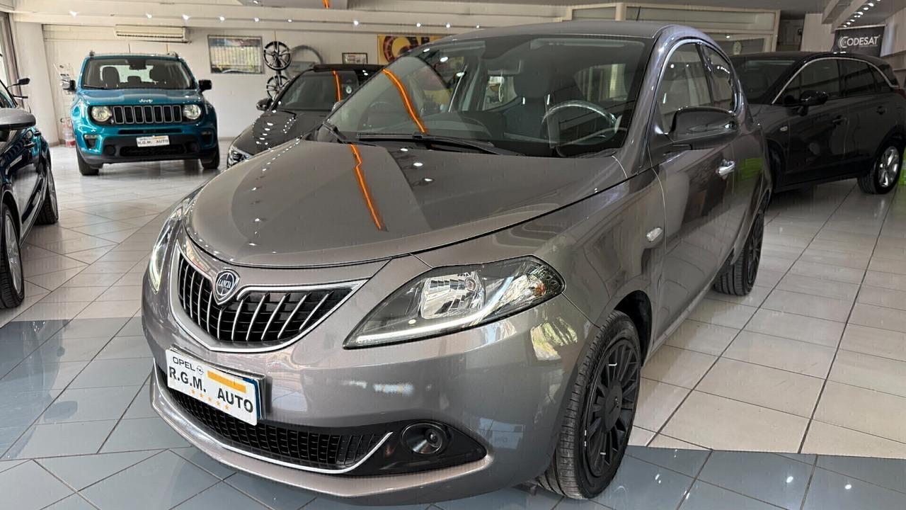 Lancia Ypsilon 1.0 FireFly 5 porte S&S Hybrid Silver