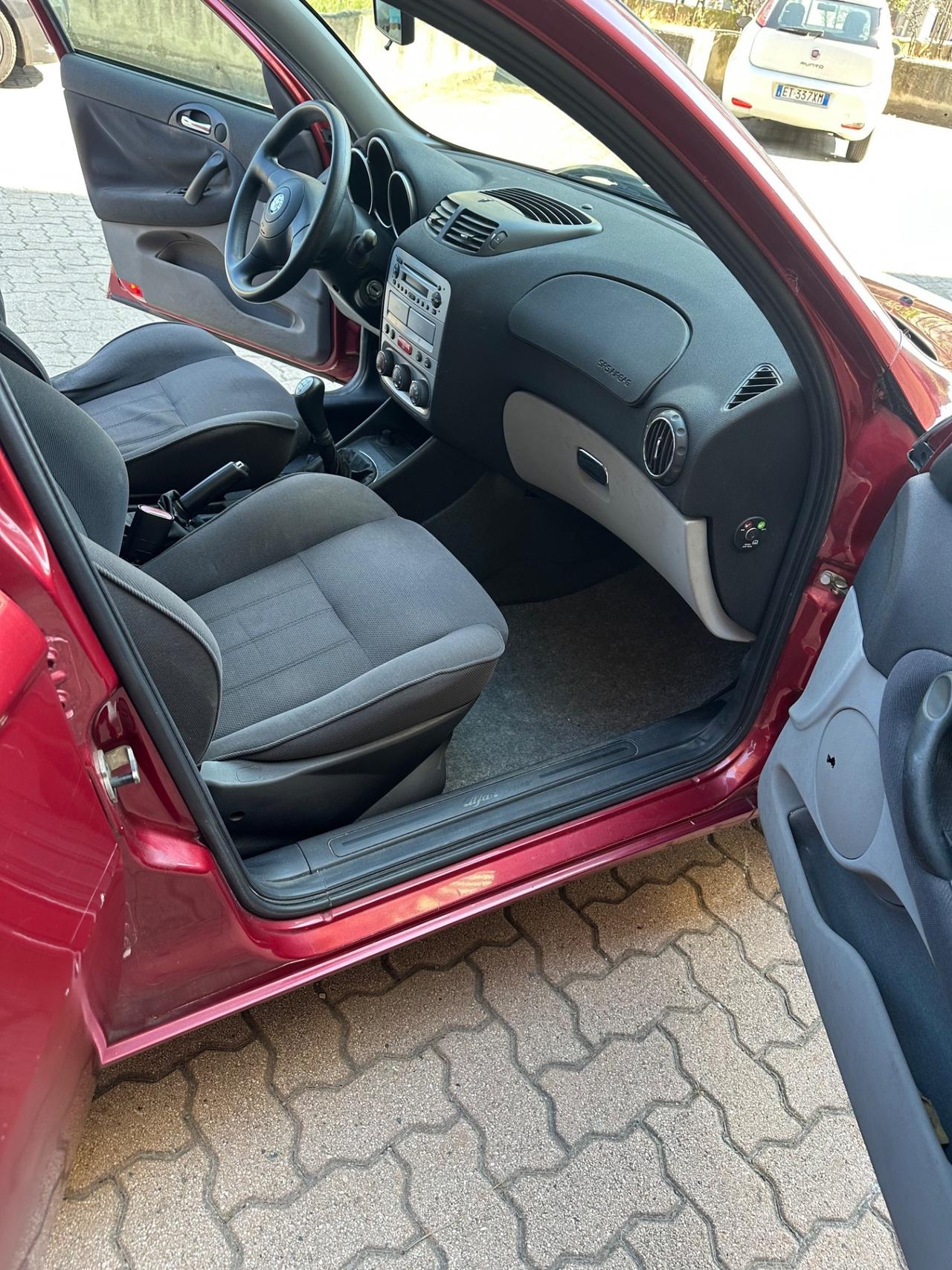 Alfa Romeo 147 1.6i 16V Twin Spark cat 5p. Distinctive