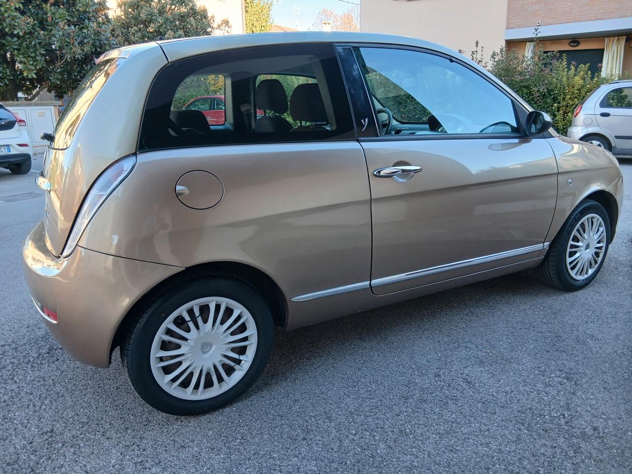 Lancia Ypsilon 1.2 Argento pronta consegna OK per neopatentati