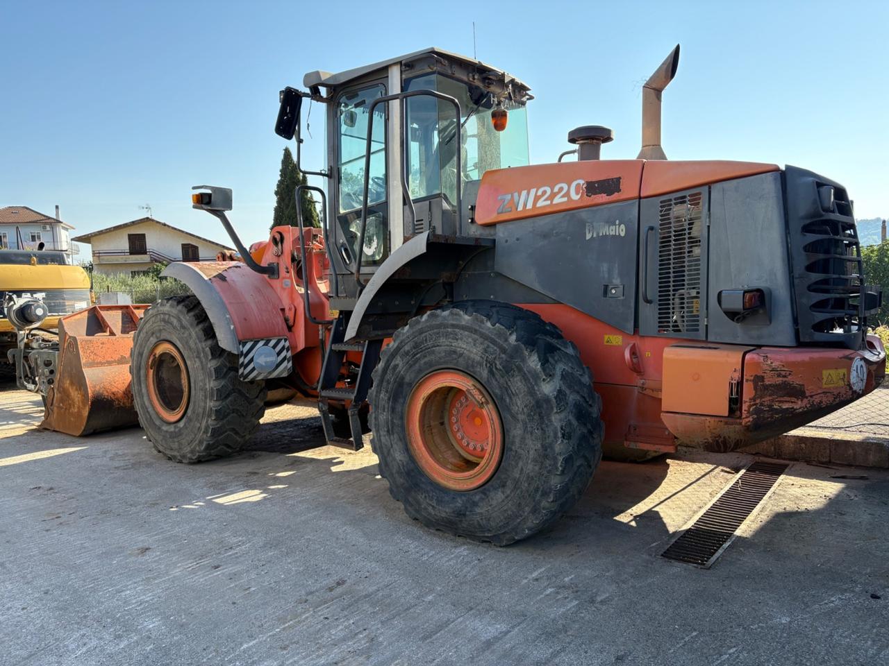 Pala gommata Hitachi ZW220