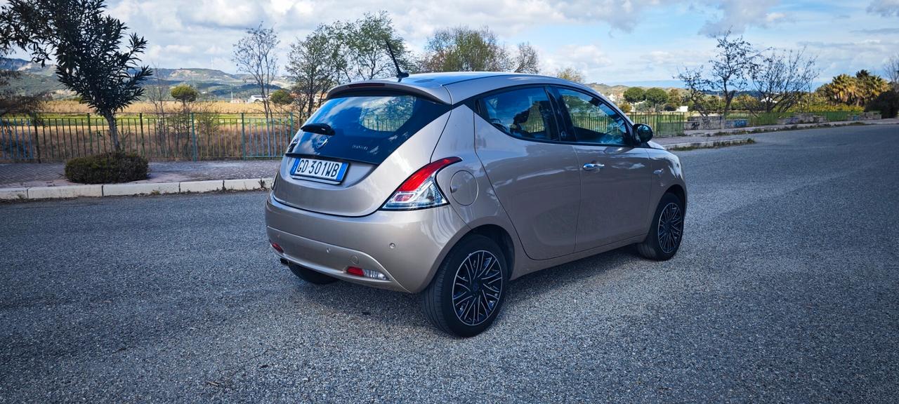 Lancia Ypsilon 1.0 FireFly 5 porte S&S Hybrid Ecochic Gold