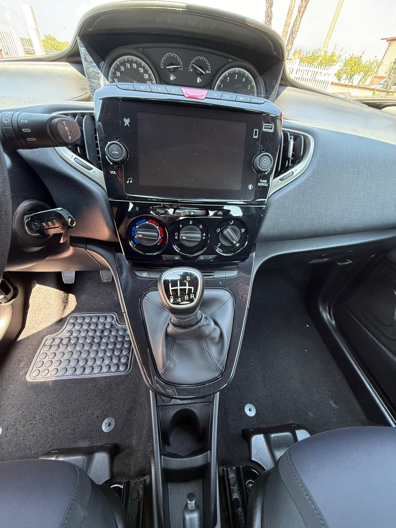 Lancia Ypsilon 1.0 Hybrid 69cv