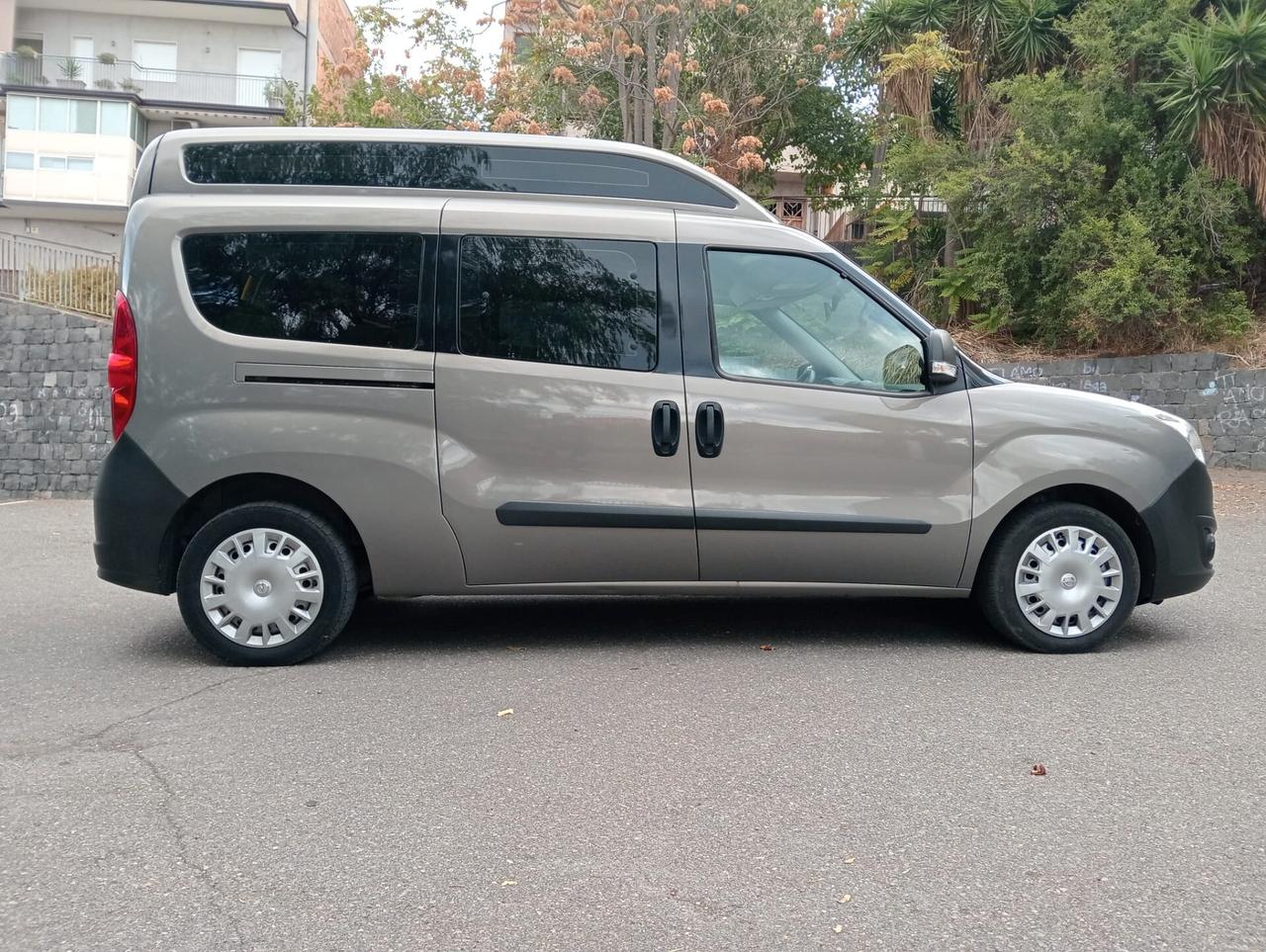 Opel Combo sollevatore elettrico trasporto disabili