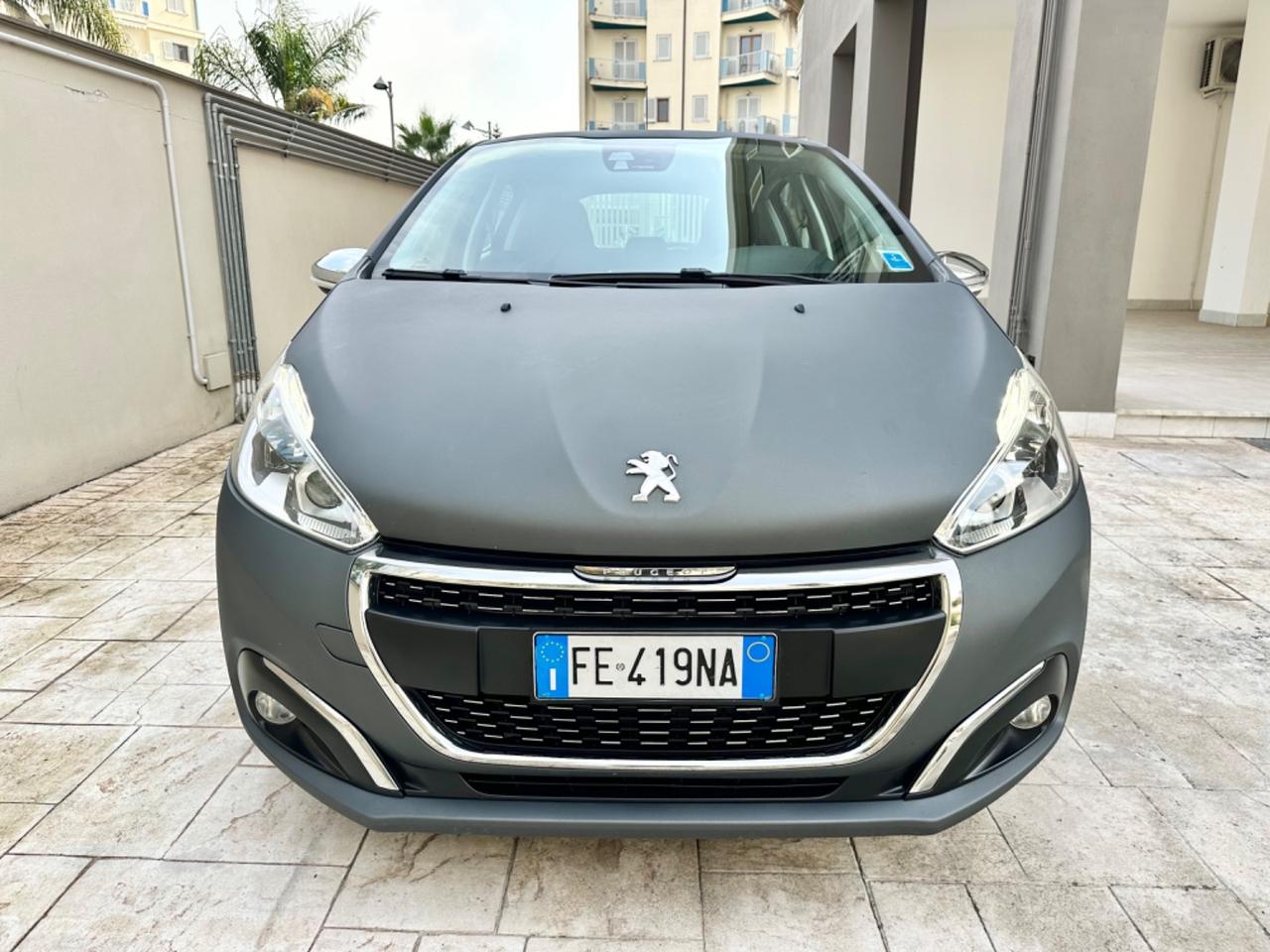 Peugeot 208 BlueHDi 75cv black matt