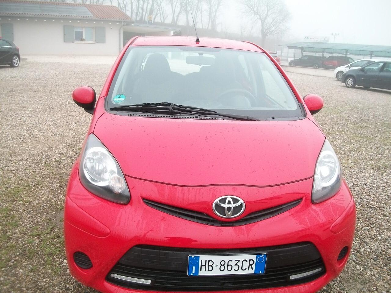 Toyota Aygo 1.0 12V VVT-i 5 porte Lounge CC 998 BENZINA IMMAT 30/06/2012 05 PORTE SI NUOVI PATENTATTI GARANZIA UN ANNO