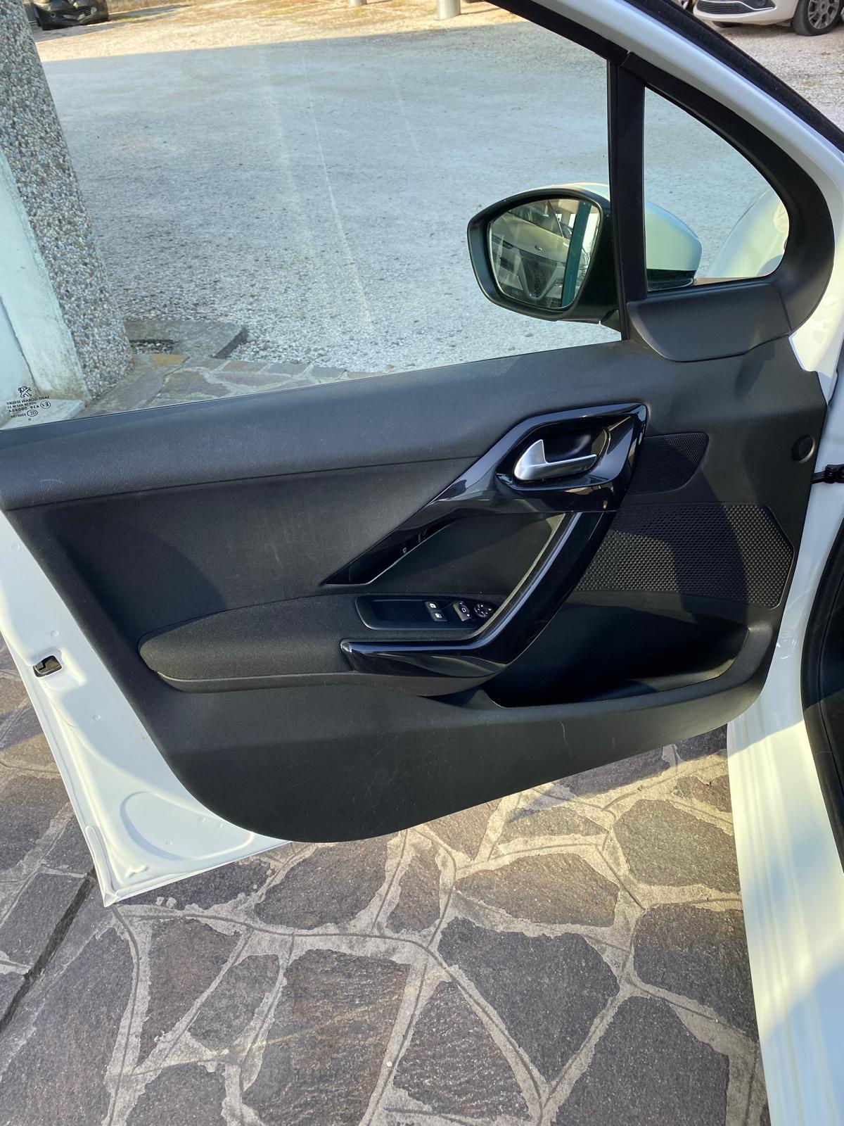 Peugeot 208 5 Porte 208 5p 1.2 puretech Active 82cv