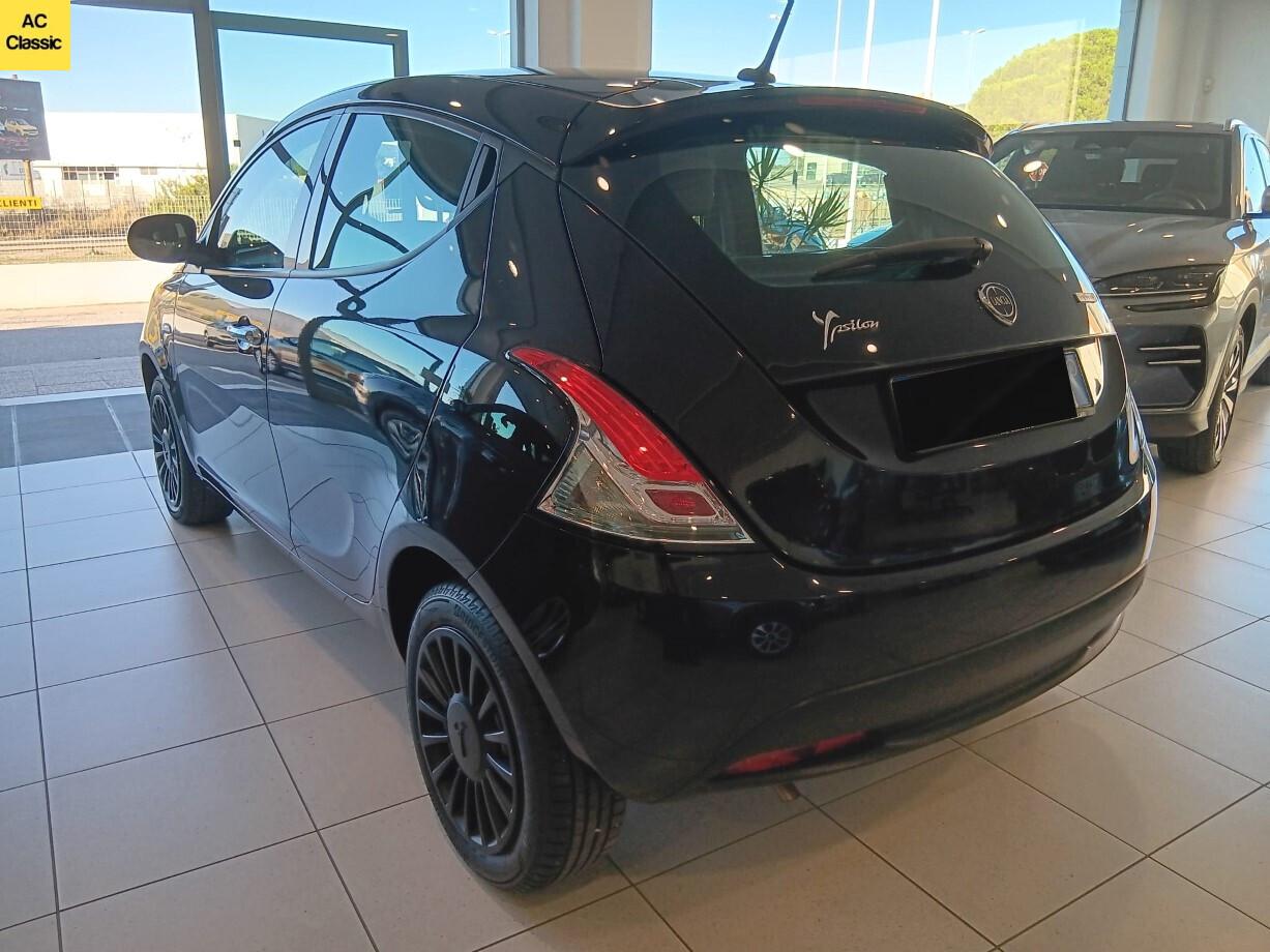Lancia Ypsilon Hybrid Silver 1.0 (70 cv)