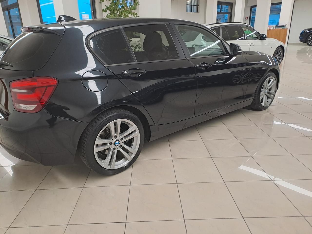 Bmw 116 116d 5p. Unique