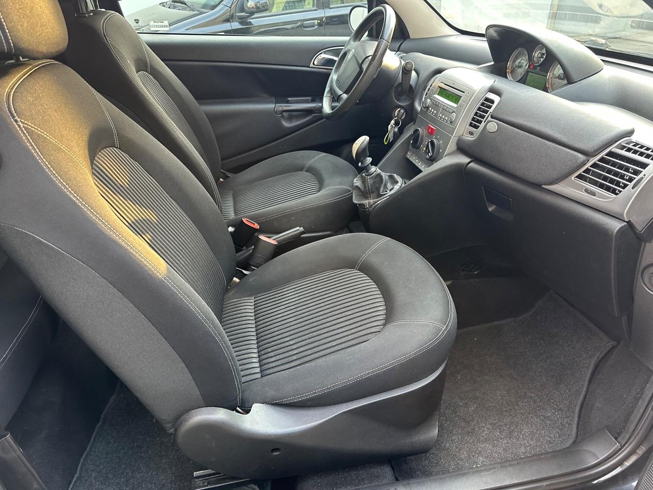 Lancia Ypsilon 1.4 16V Sport MomoDesign