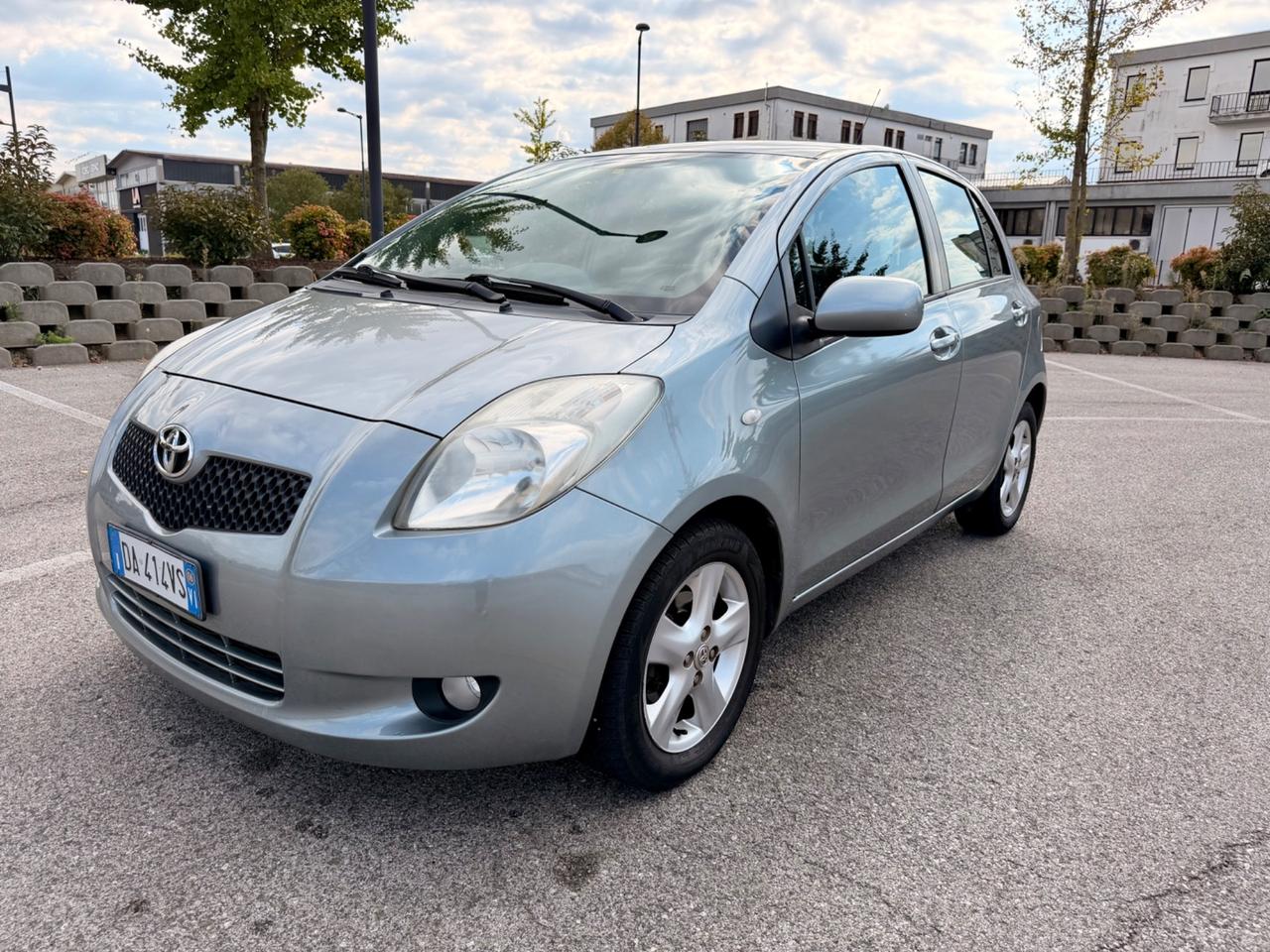 Toyota Yaris 1.3 5 p NAVI 2A SERIE