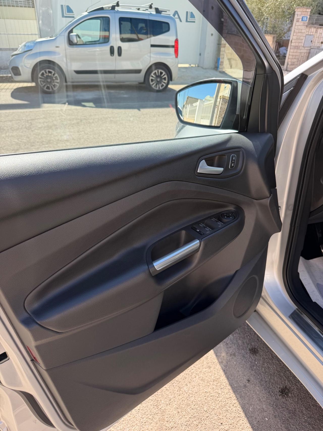 Ford Kuga 1.5 TDCI 120 CV ST-Line-12/2018-LED/NAVI/PELLE/18”