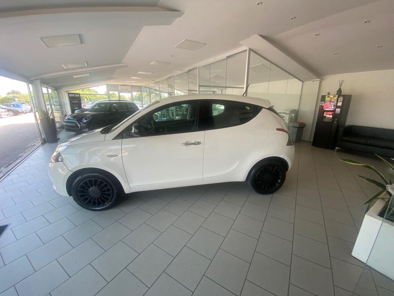 Lancia Ypsilon 1.0 FireFly 5 porte S&S Hybrid Ecochic Silver