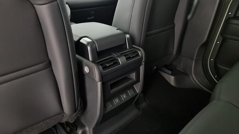 Land Rover Defender 110 3.0D I6 200 CV AWD Auto X-Dynamic SE