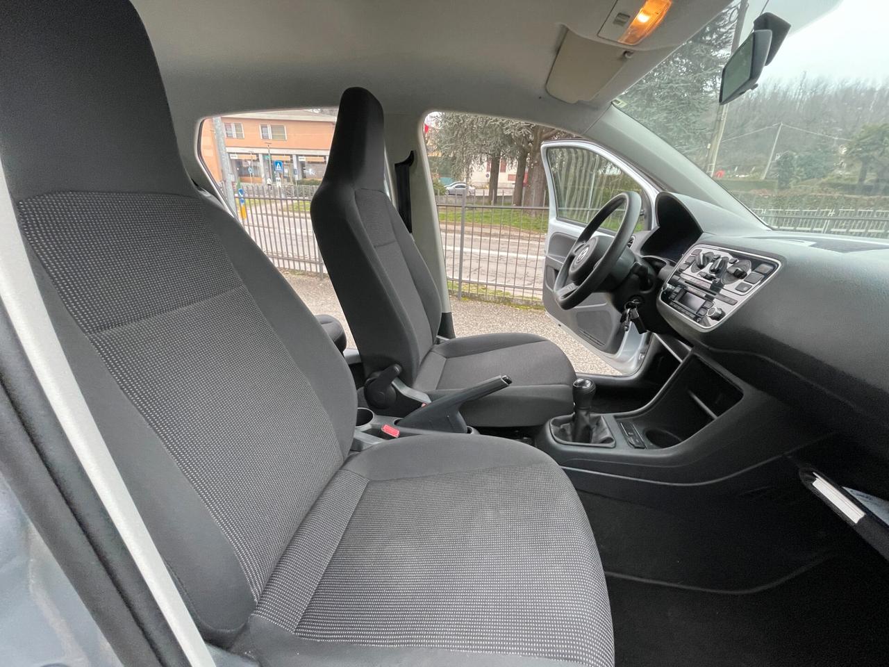 Volkswagen up! 1.0 5p. take 24.000 Km !!