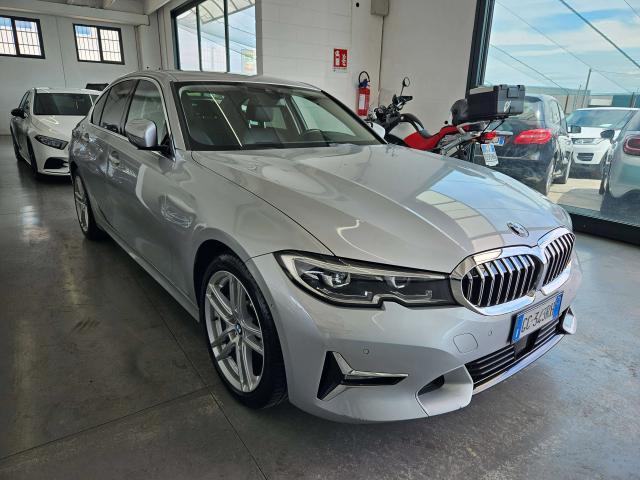 BMW 330 Berlina 330i Luxury CV 258 auto