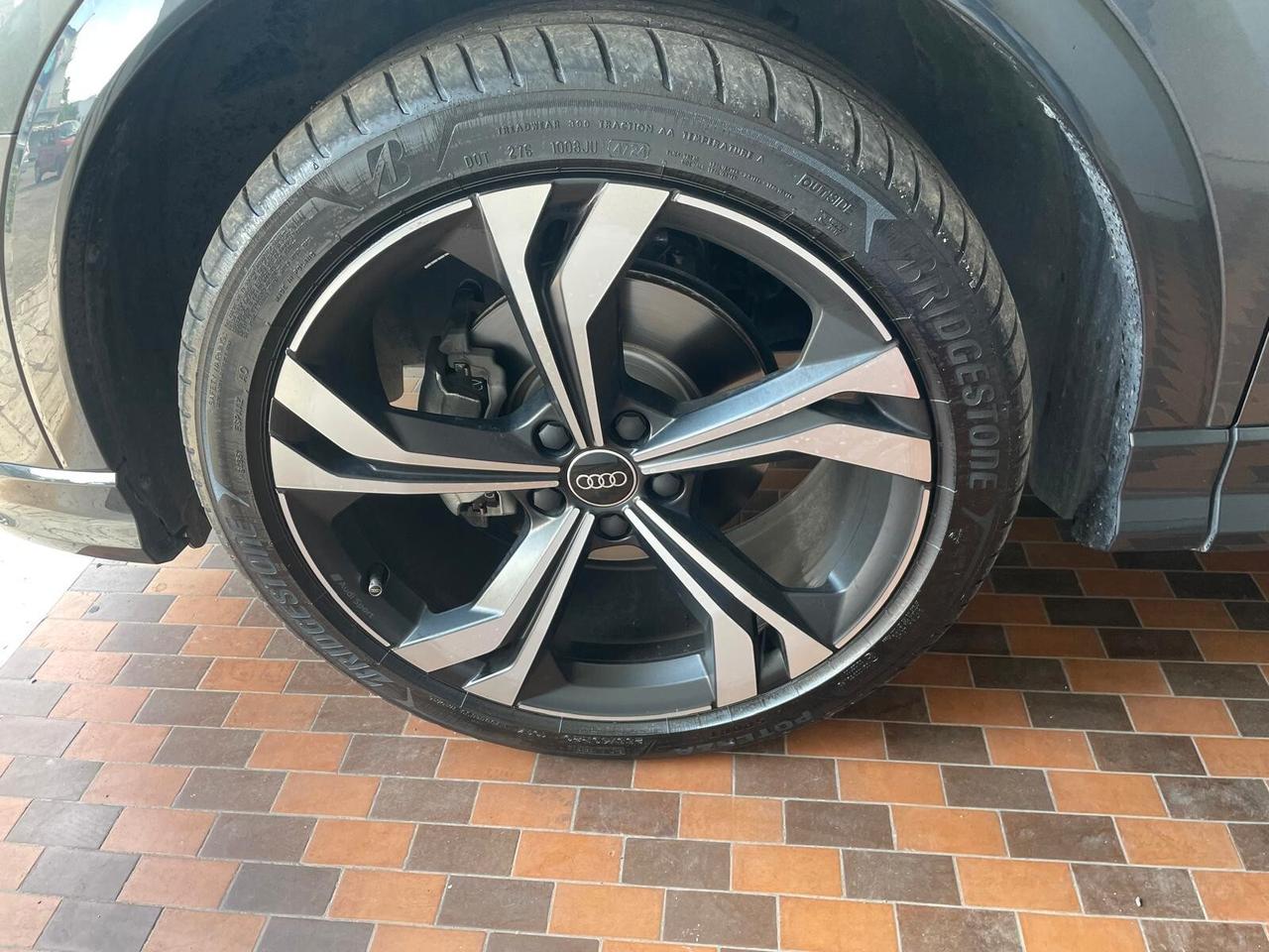 Audi Q3 TDI S tronic Identity Black
