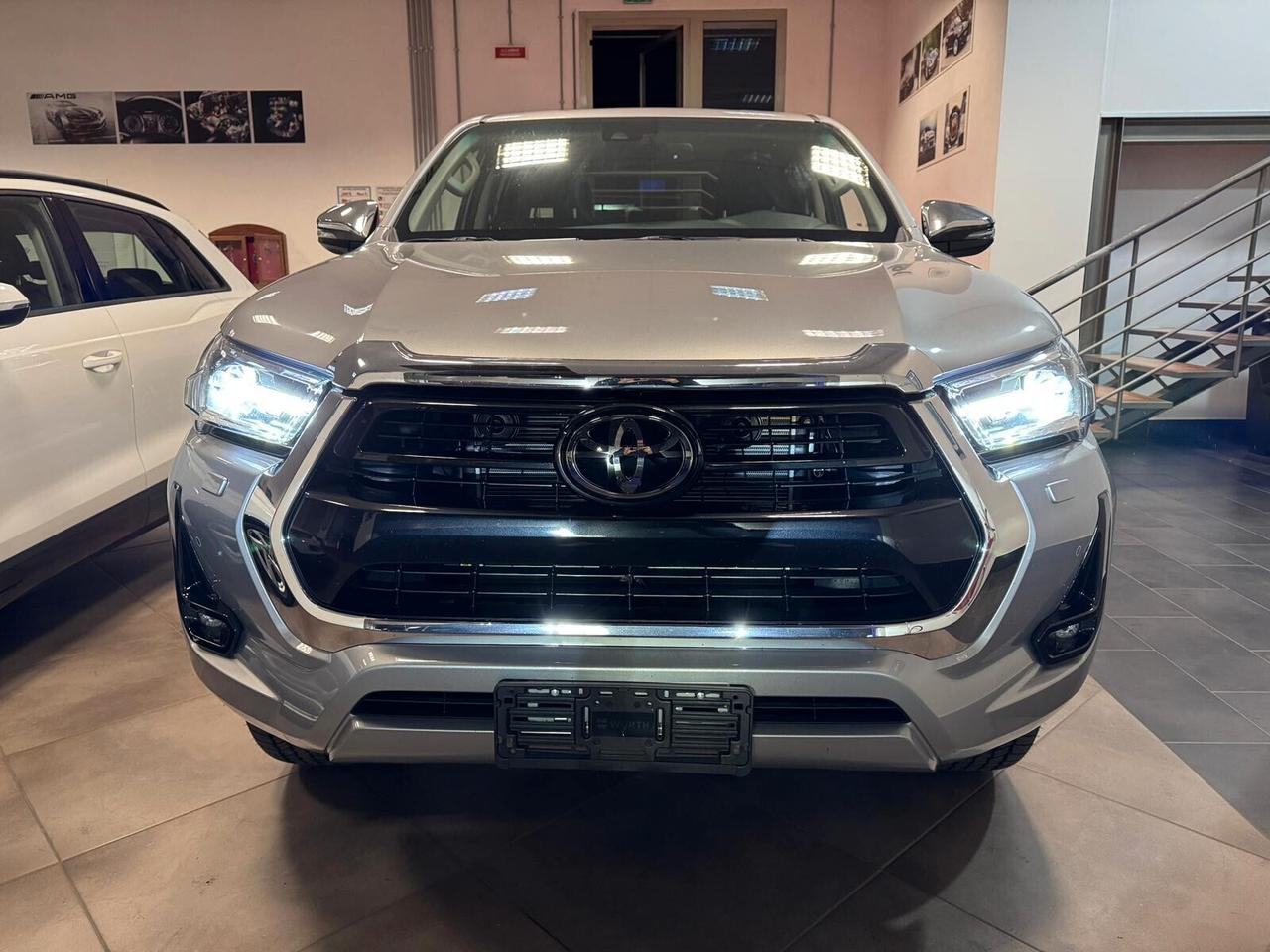 Toyota Hilux 2.8 D-4D 4WD 4 porte DoubleCab Lounge NUOVA