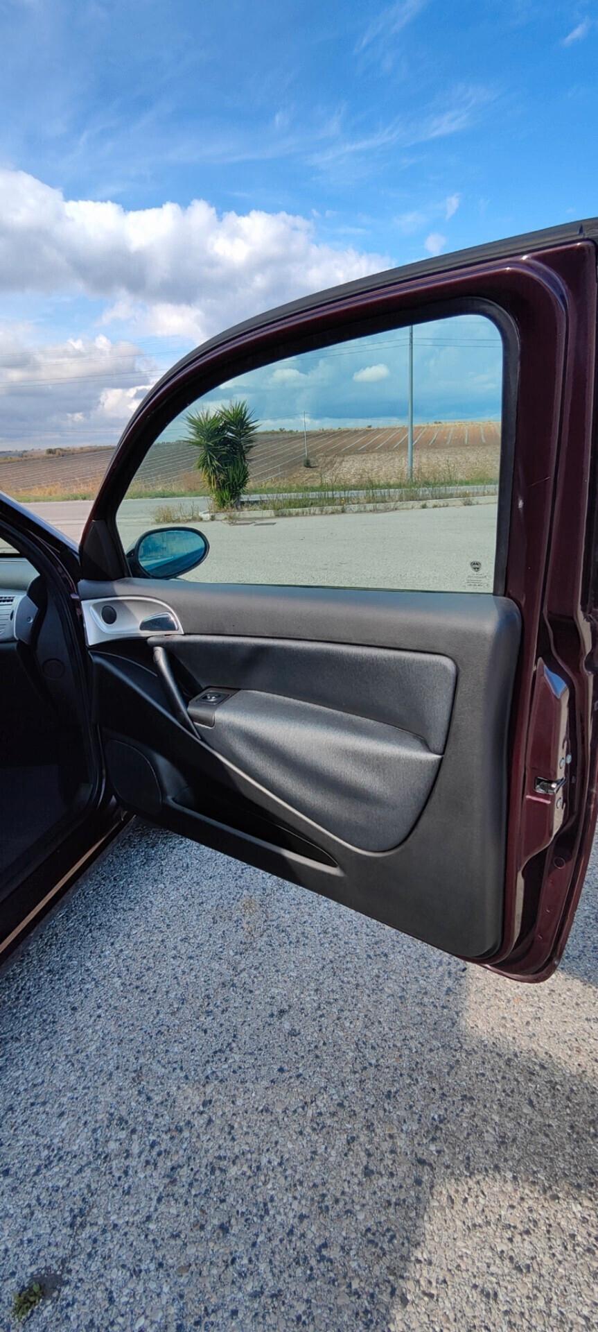 Lancia Ypsilon 1.3 MJT 75 CV Versus