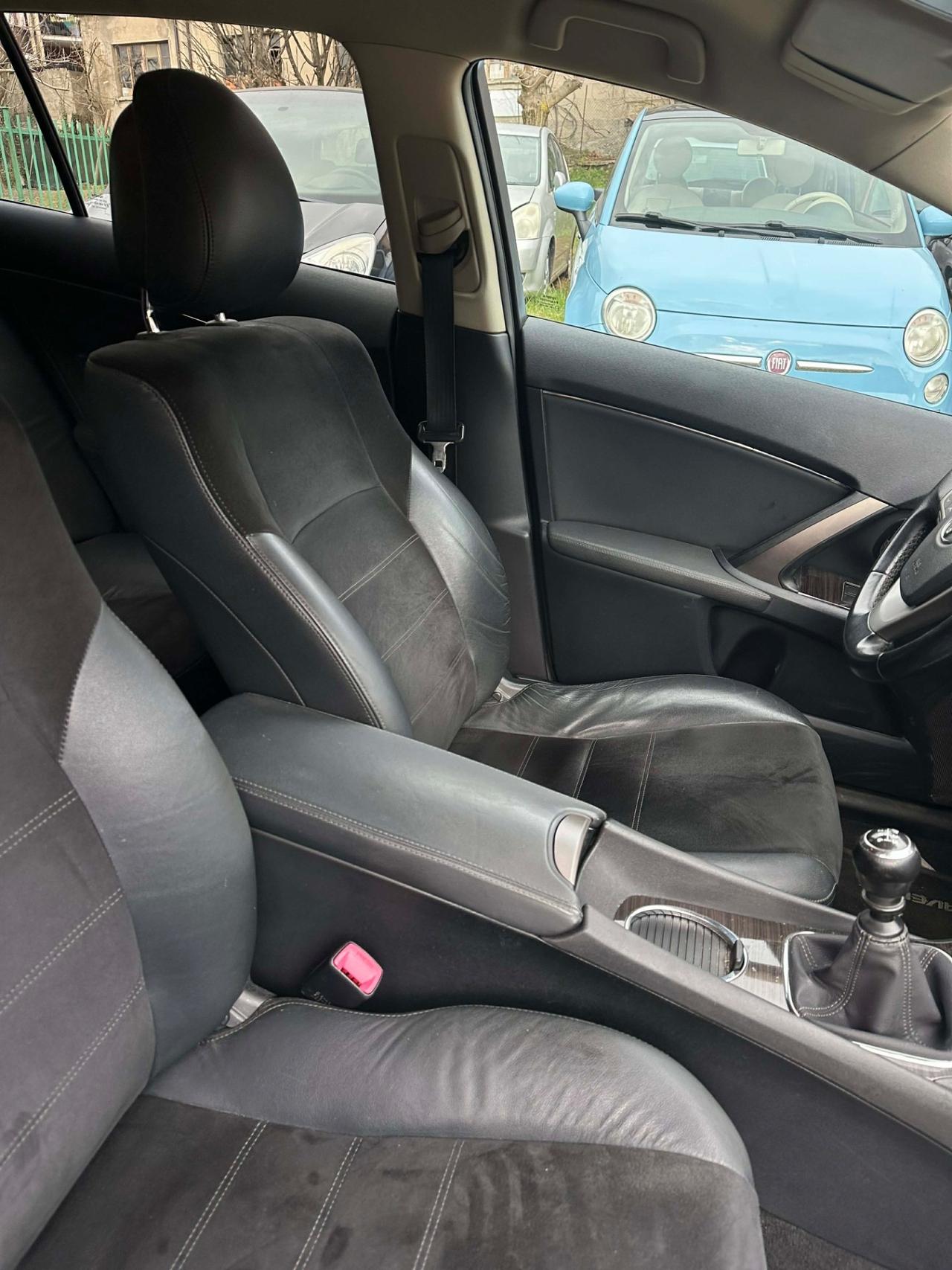 Toyota AVENSIS STYLE UNICOPR KMCERT GARAN