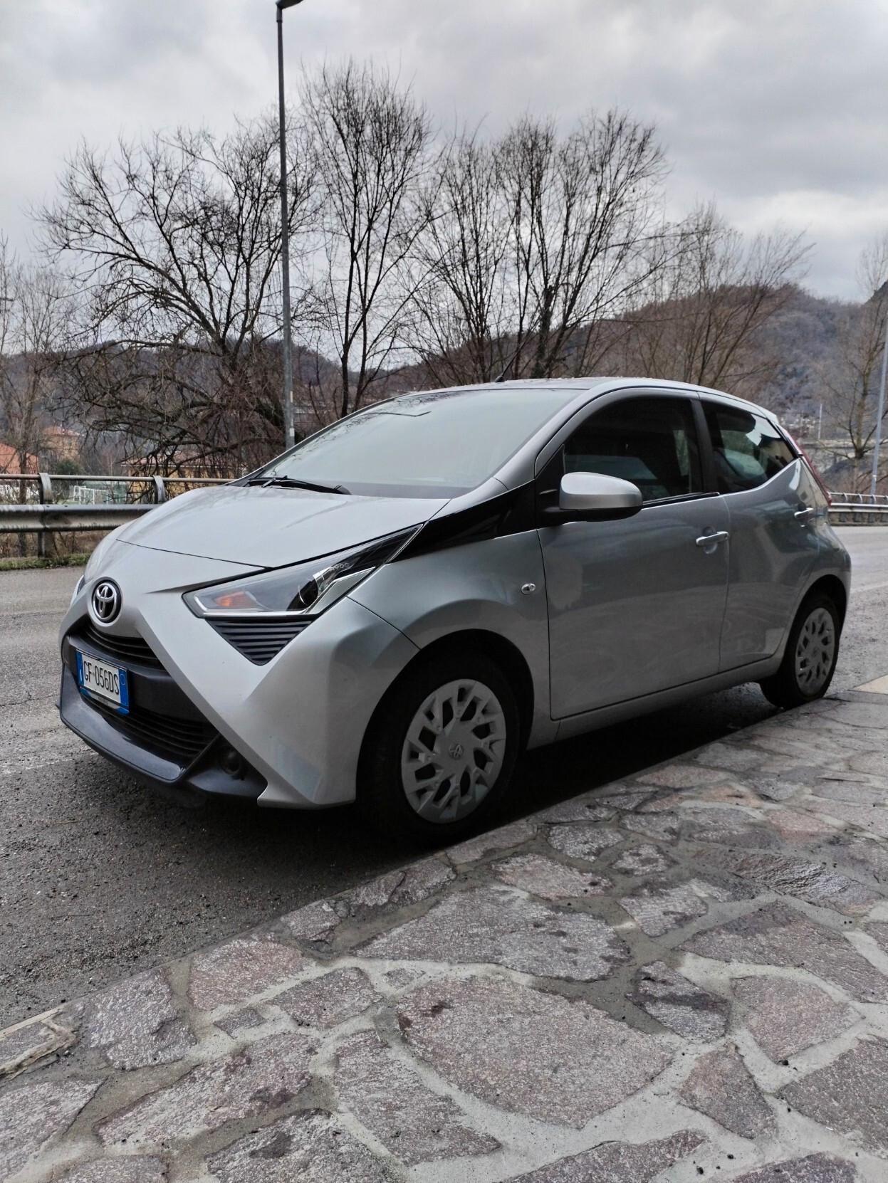 Toyota Aygo Connect 1.0 VVT-i 72 CV 5 porte x-clusiv
