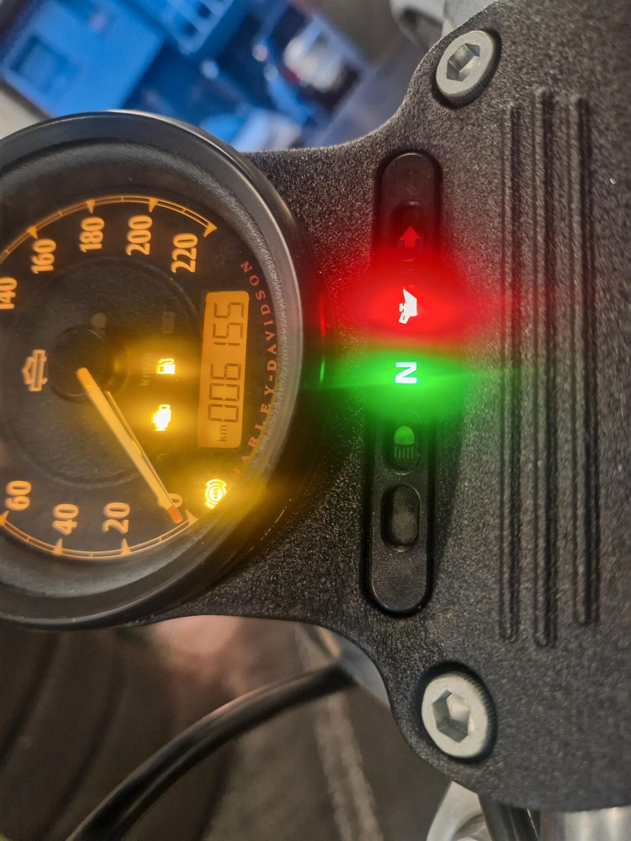 883C Sportster Custom XL solo 6100km