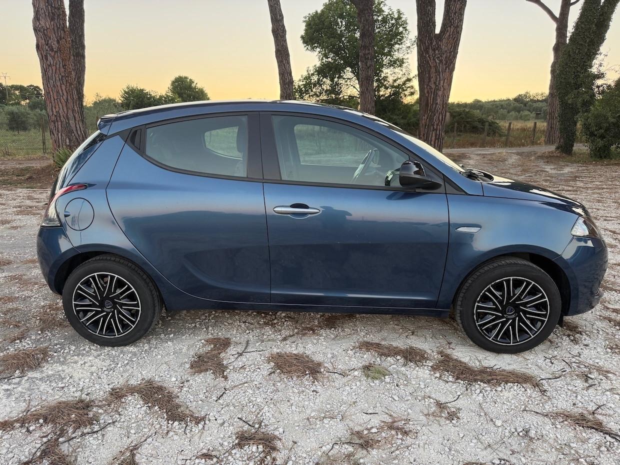 Lancia Ypsilon 1.0 FireFly 5 porte S&S Hybrid Silver