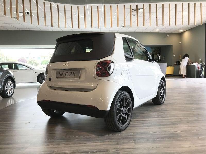 smart fortwo EQ cabrio suitegrey Caricatore da (22kW) Fari Ful Led