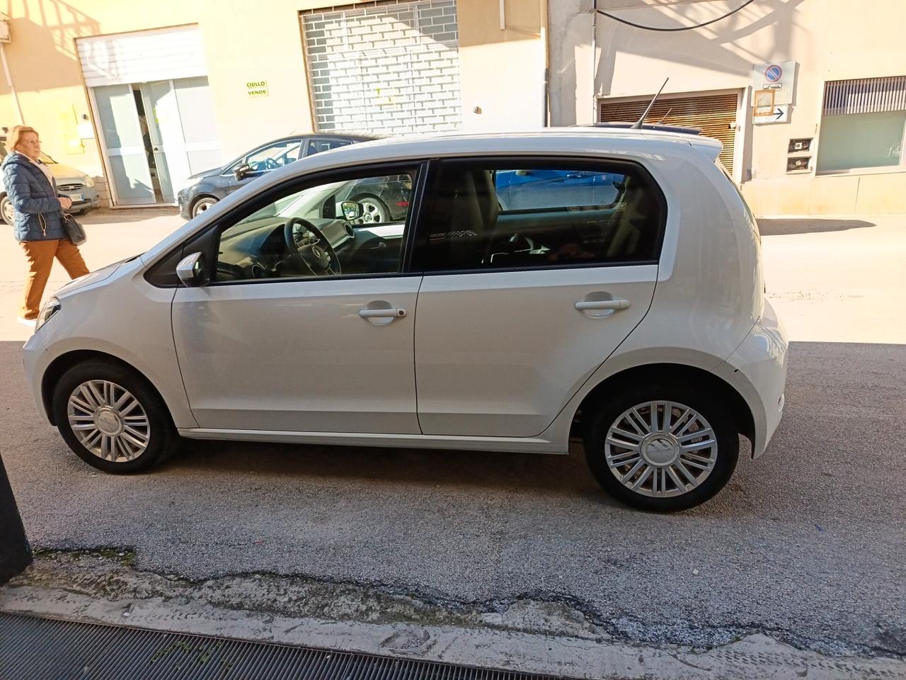 Volkswagen UP! 1.0 5p. move km 42000- ok neopatentati