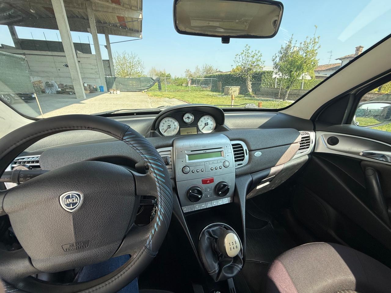 Lancia Ypsilon 1.3 MJT 75 CV Versus