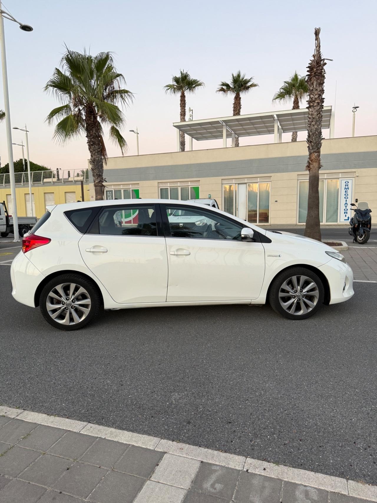 Toyota Auris Touring Sports 2.0 D-4D Lounge