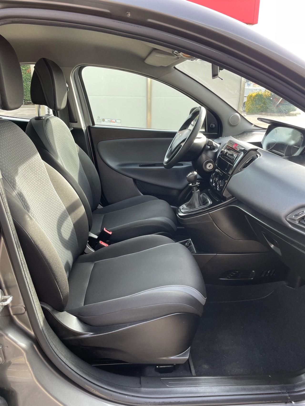 LANCIA YPSILON 10 NEOPATENTATI 1.2 BENZINA40.000 KM ANNO 2016