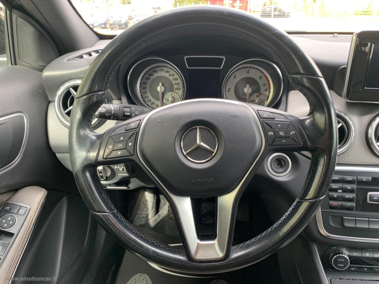MERCEDES-BENZ GLA 200 CDI Premium - 2015
