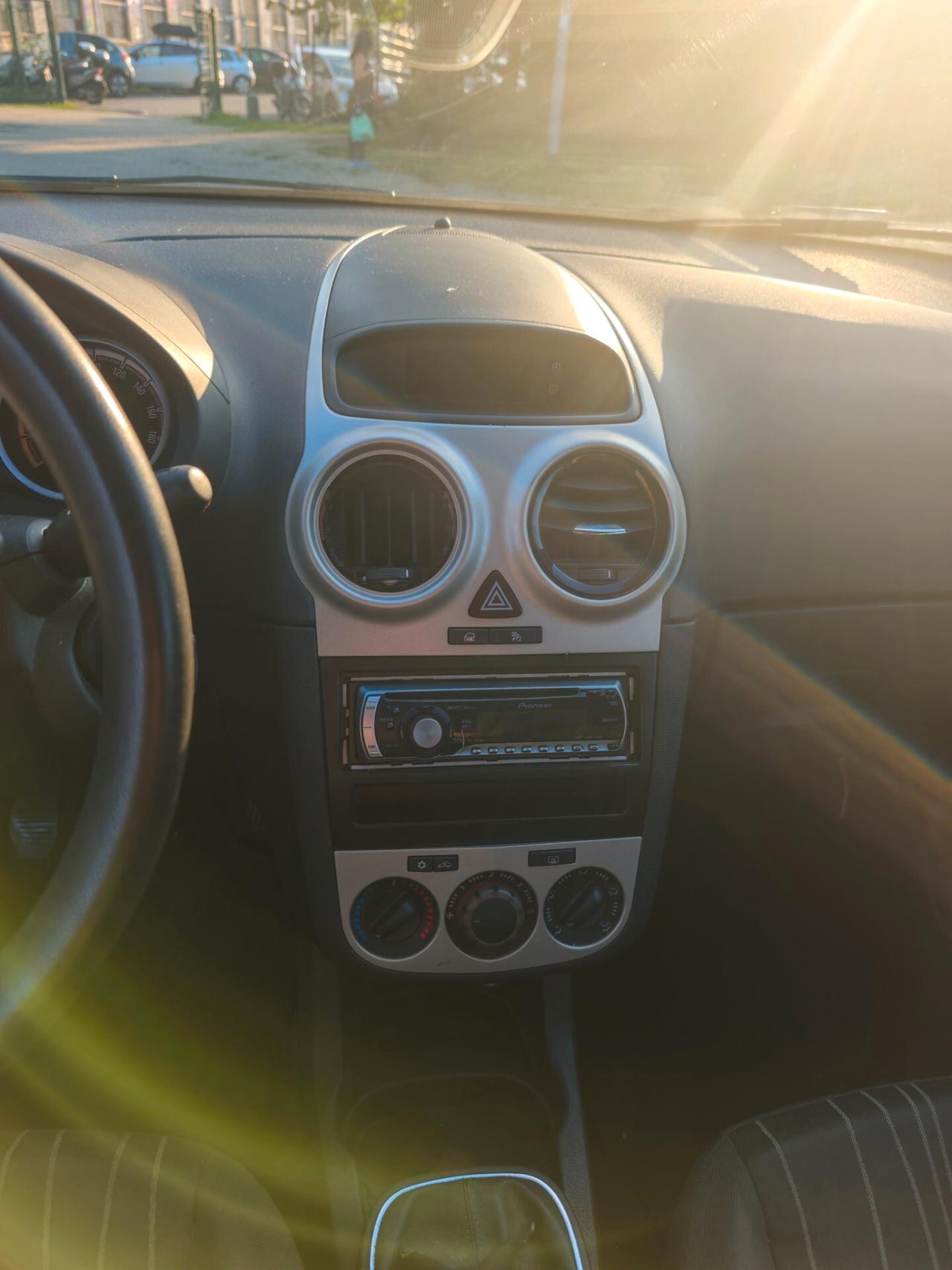 Opel Corsa 1.4 16V 5 porte Cosmo