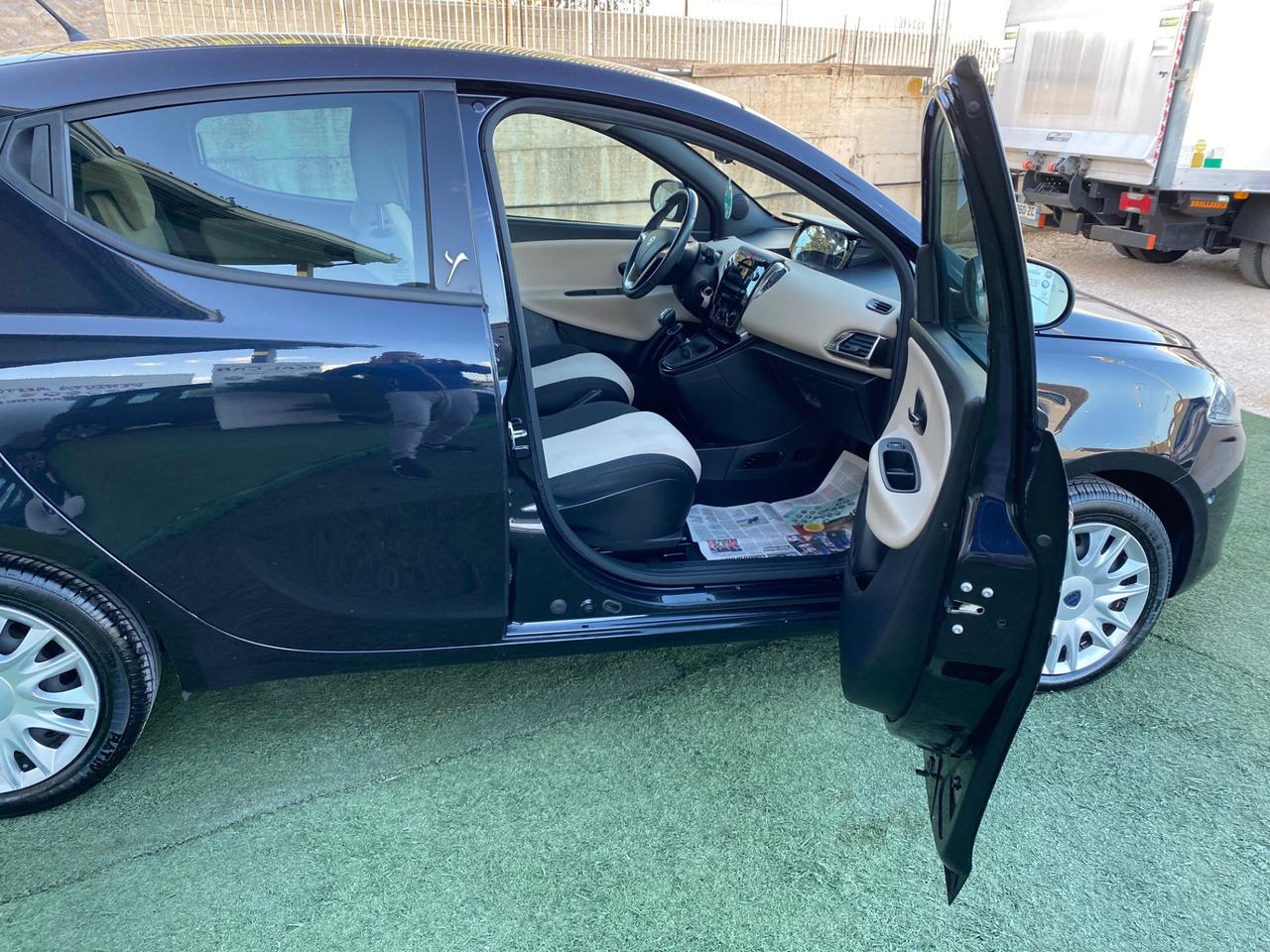 Lancia Ypsilon 1.2 benzina 5 Posti Neopatentati