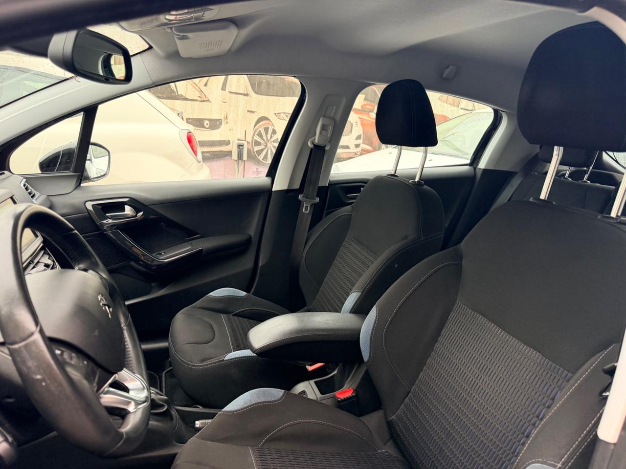 Peugeot 208 1.4 HDi 68 CV 5 porte Allure