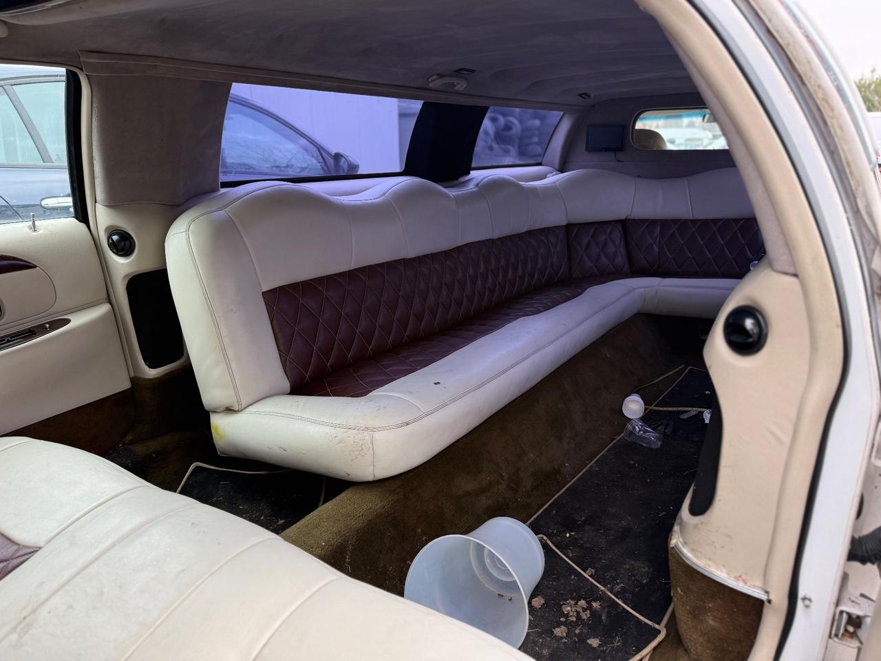 Lincoln Town Car Life Limousine