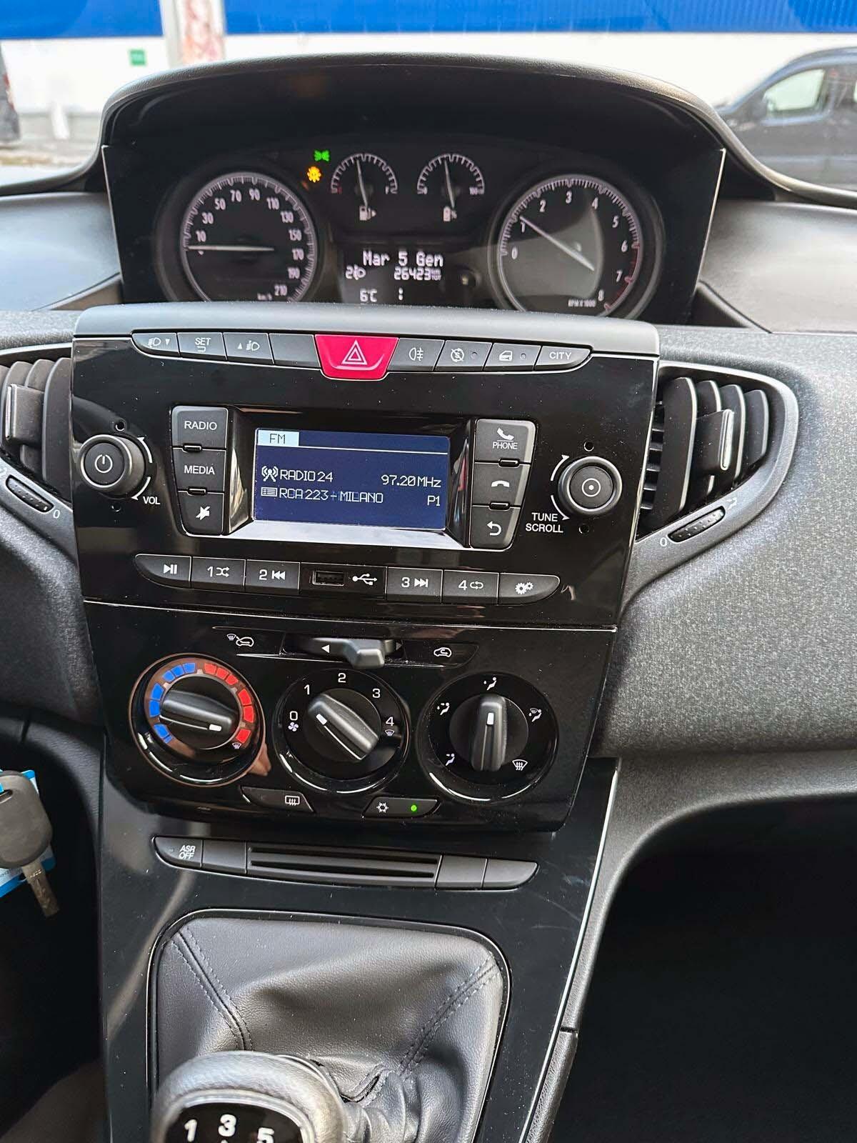 Lancia Ypsilon 1.0 FireFly S&S Hybrid Ecochic Silver Unico Proprietario Adatta Neo Patentati