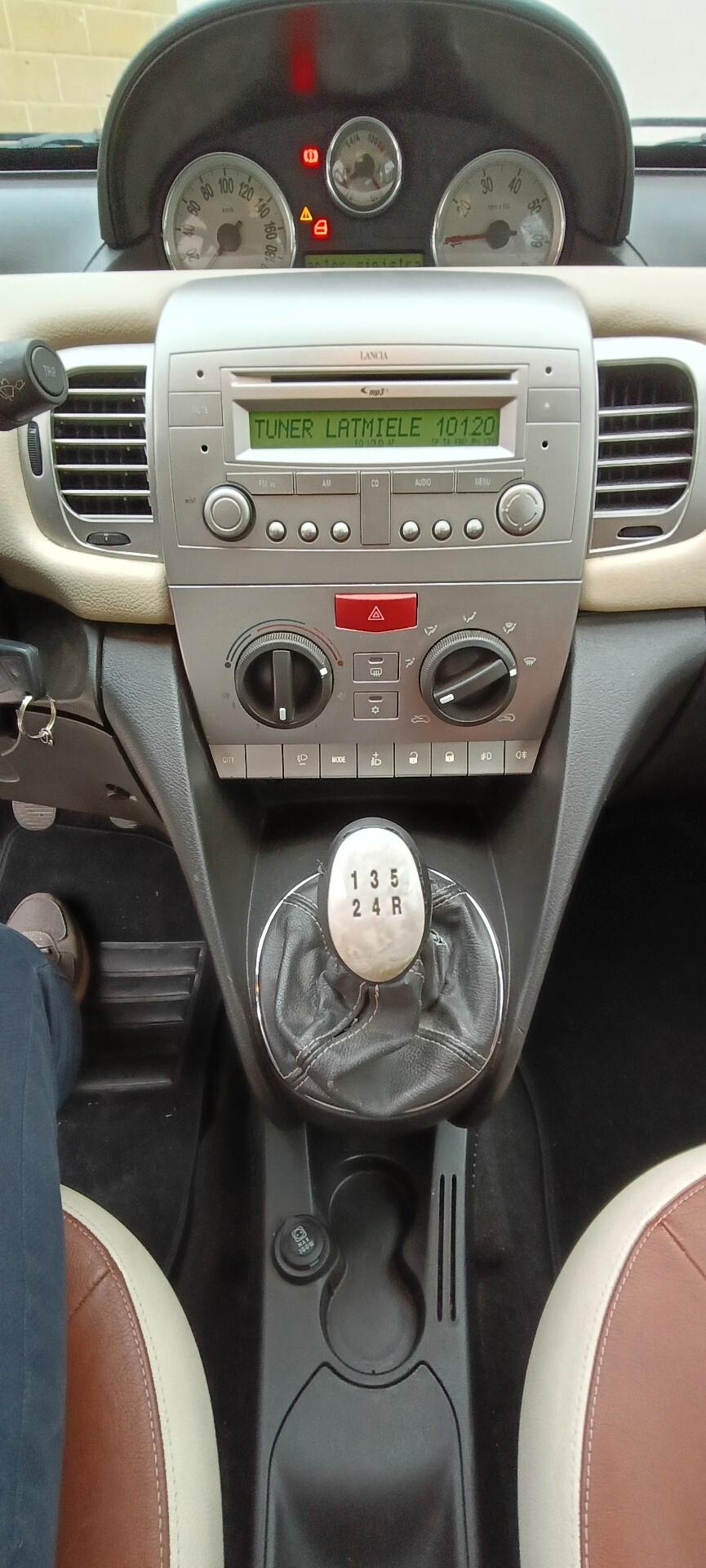 Lancia Ypsilon 1.4 16V Platino