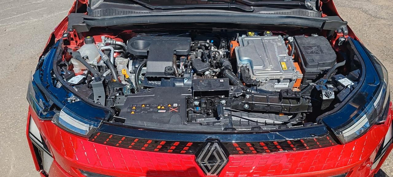 Renault Captur Full Hybrid E-Tech Incidentata