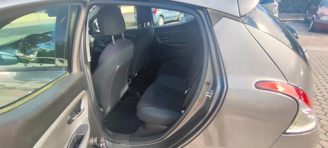 Lancia Ypsilon 0.9 TwinAir 85 CV 5 porte Metano Ecochic Elle